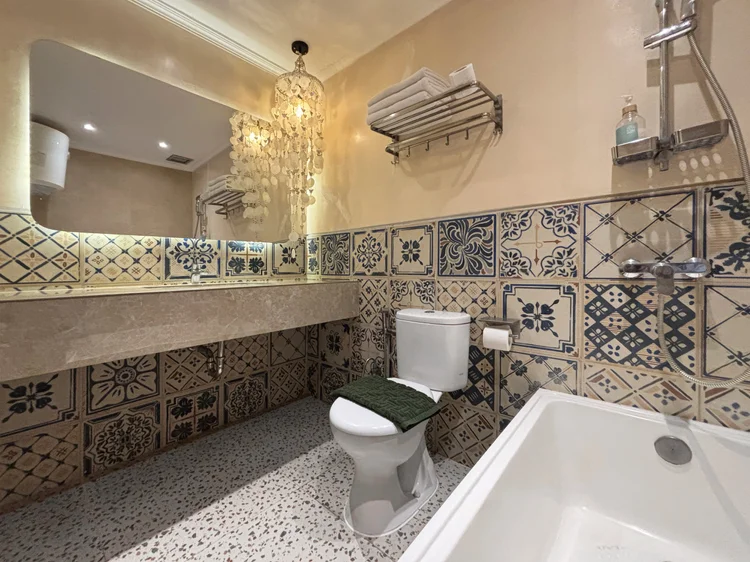 Santorini: The master bedroom's ensuite, with a bathtub and blue-and-white patterned tiles.