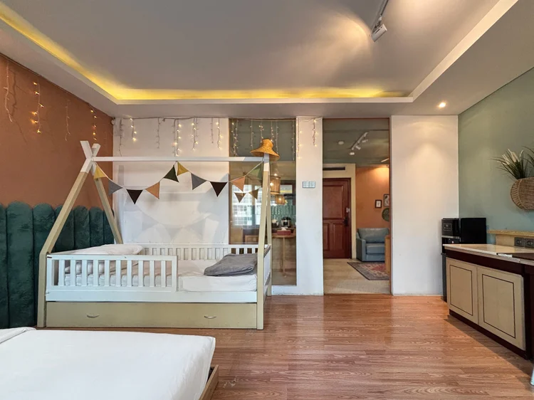 Madagascar: A 90 + 90 cm sliding house bed beside the queen bed, white sheets as standard.