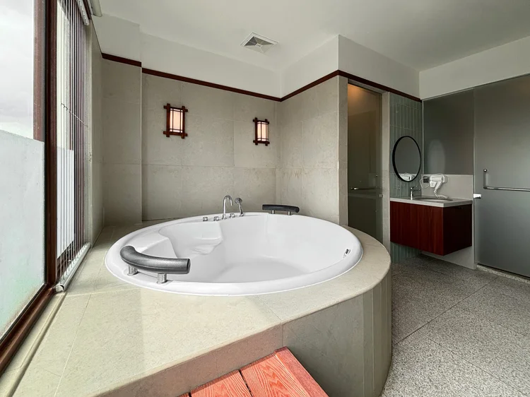 Okinawa: A private indoor onsen for 2-3 people, a hot soak without leaving the unit.