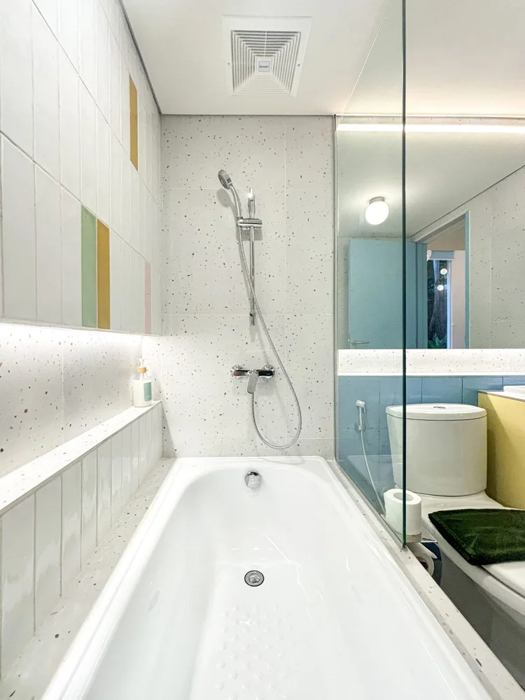 Gangnam: The second bathroom has a bathtub, with the same soap and shampoo as every unit.