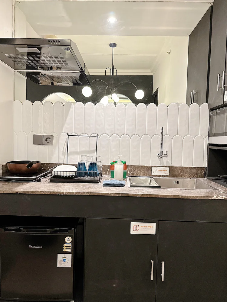 Los Angeles: A stove, sink and mini fridge, everything needed to cook your own meals.