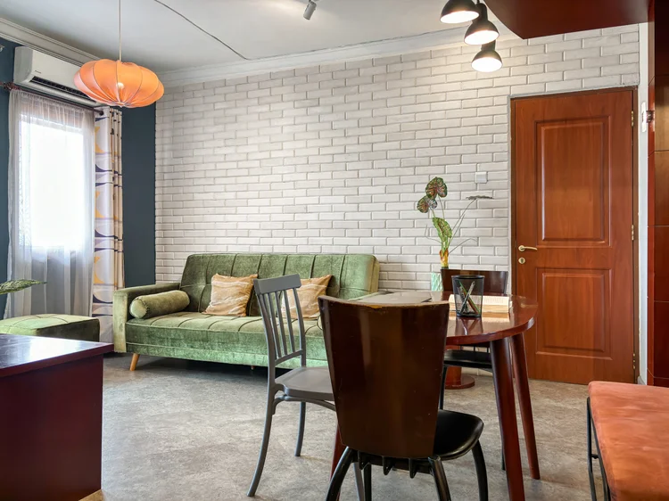 Chicago: Dining table for 4 under the orange pendant lamp, near the open kitchen.