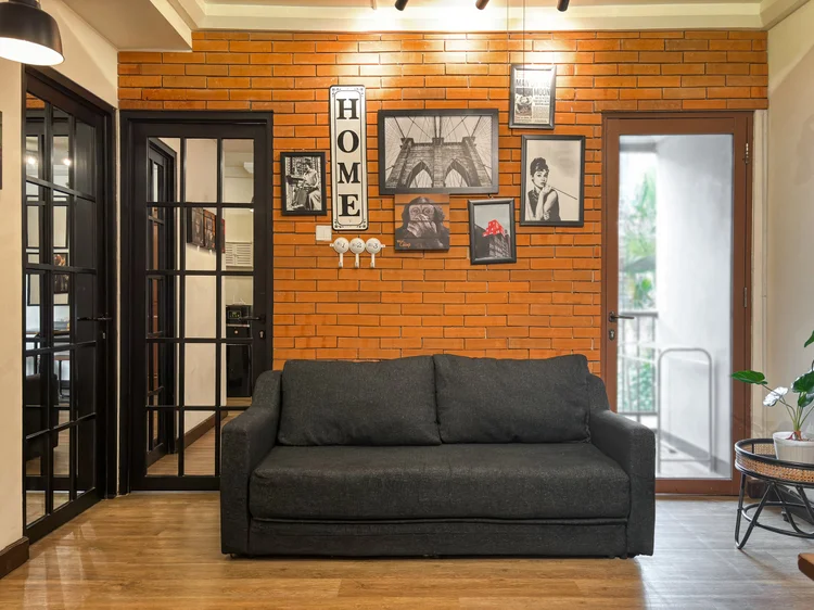 Brooklyn: Folding sofa bed by the glass doors to the small balcony; the sofa is already counted in the 7 it sleeps.