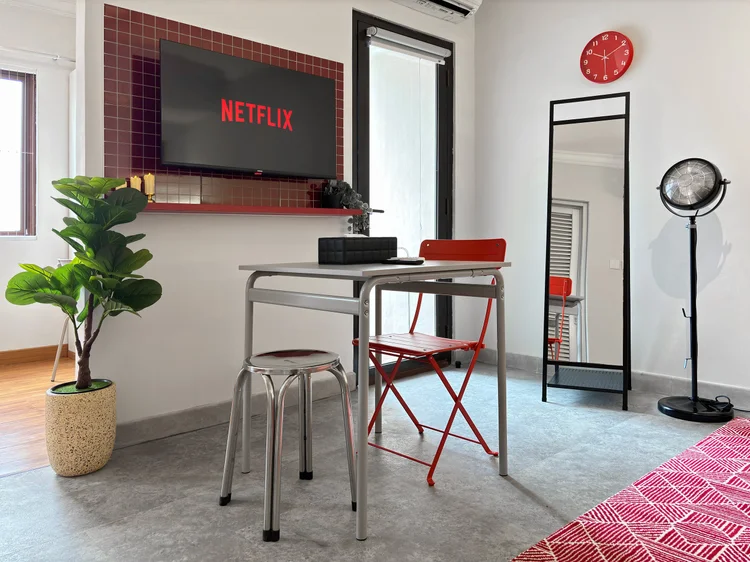 San Francisco: Smart TV with Netflix, a dining table for three and a tall mirror.