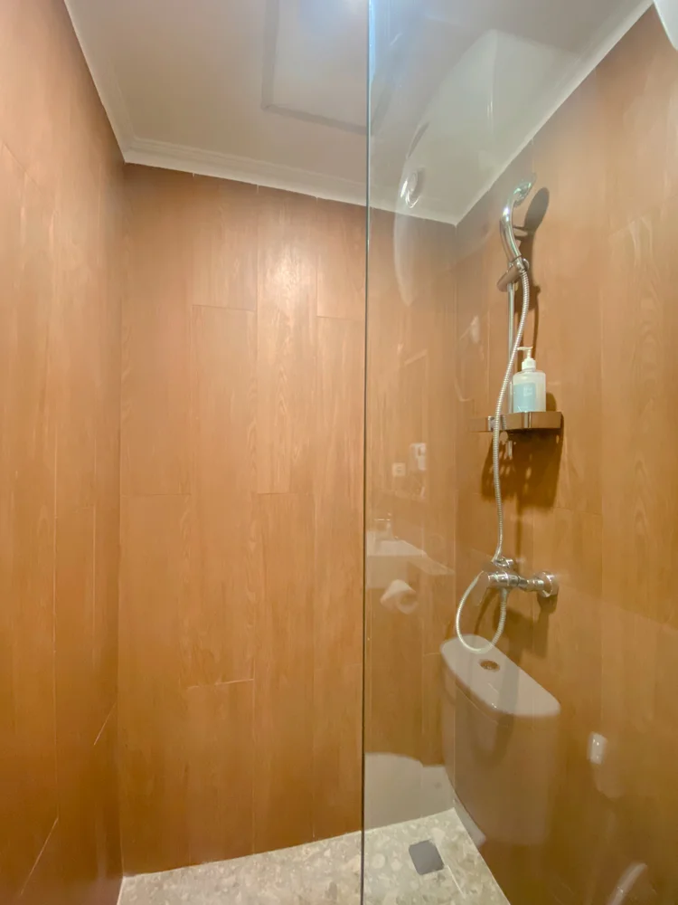 Positano: A hot shower in the bathroom, two bathrooms in one unit.