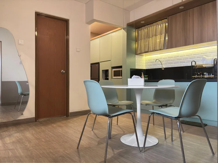 Seoul: A round Korean-style dining table for four, right in front of the kitchen.
