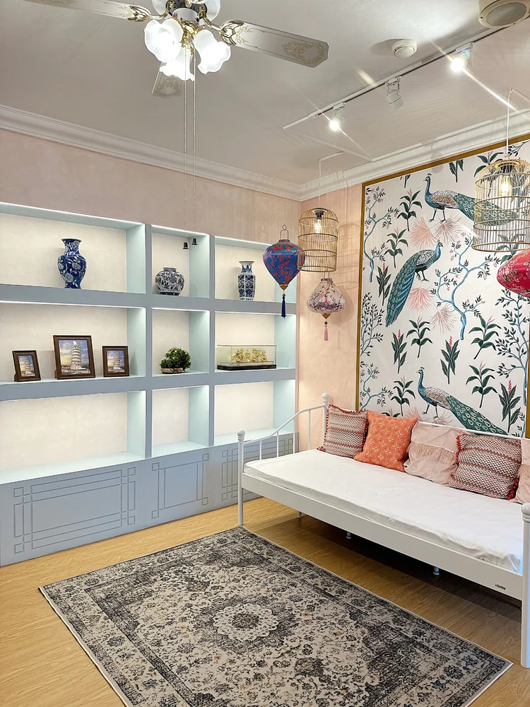 Malacca: The day bed in the living room, already counted in the seven it sleeps.
