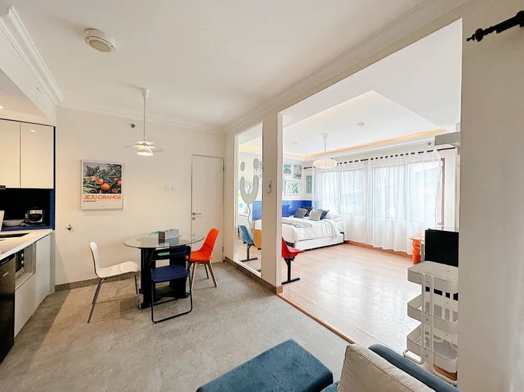 Jeju: The living room, kitchen and dining table share one open space.