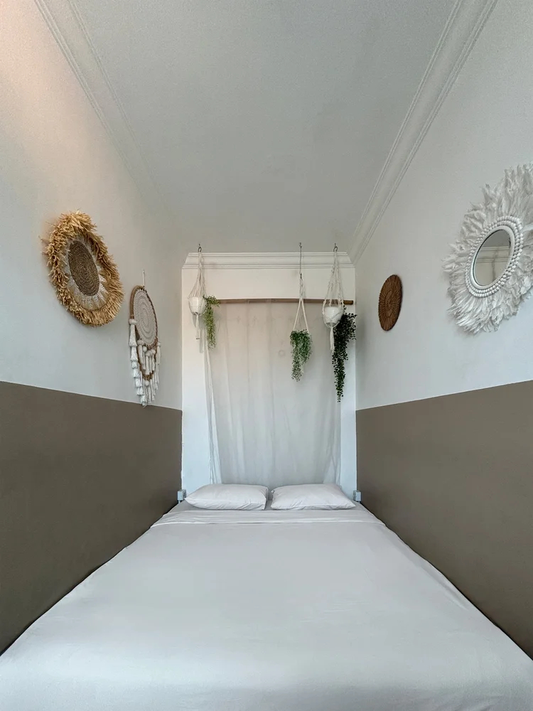 Honolulu: Bedroom with a 160 cm queen bed on the floor, sheer canopy and woven mirrors.