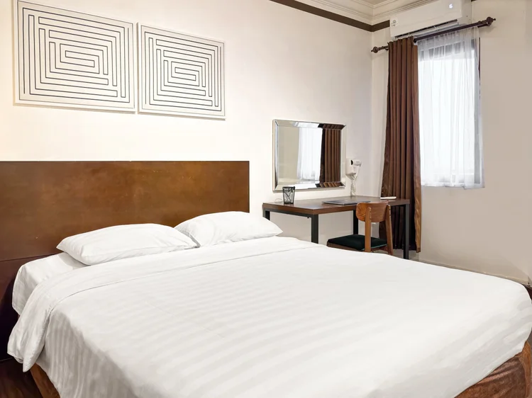 Norfolk: White sheets on every bed, the same standard in all our units.
