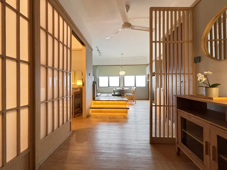 Fukuoka: A timber lattice screen and shoji doors set the entrance apart from the living area.