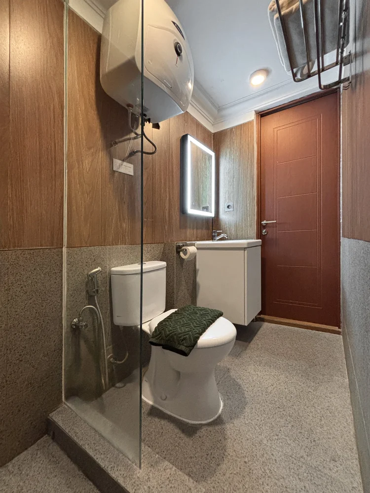 Kyoto: A bathroom with a separate shower and hot water, ready to use.