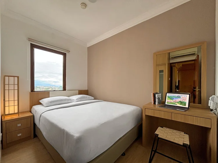 Hokkaido: Master bedroom: a 160 cm queen bed, dressing table and its own AC.