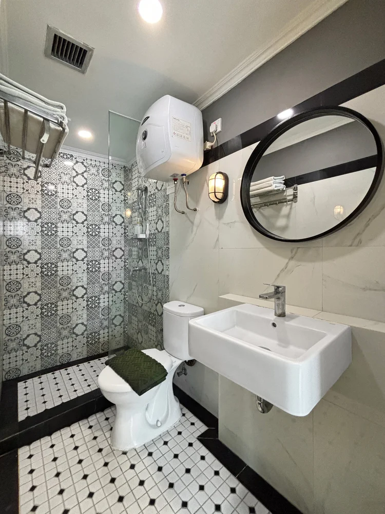 Paris: Soap and shampoo stocked, two bathrooms in one unit.