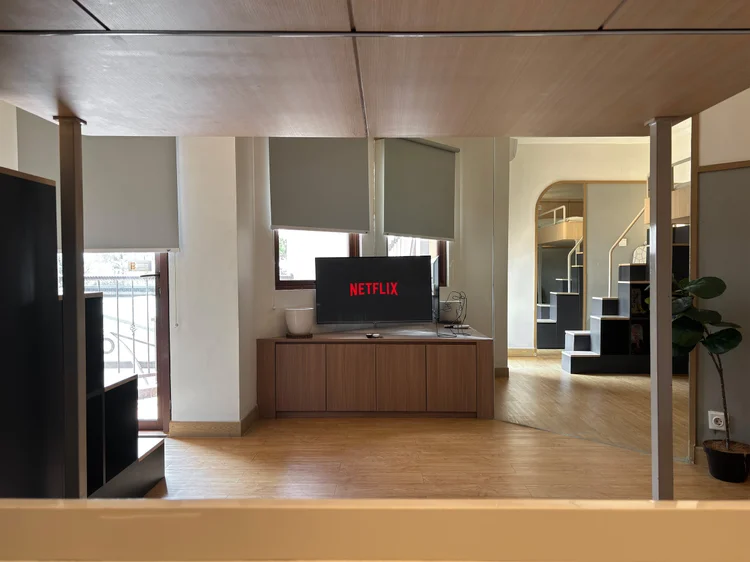 Den Haag: Smart TV with Netflix on the cabinet, facing the sofa beneath the loft bed.