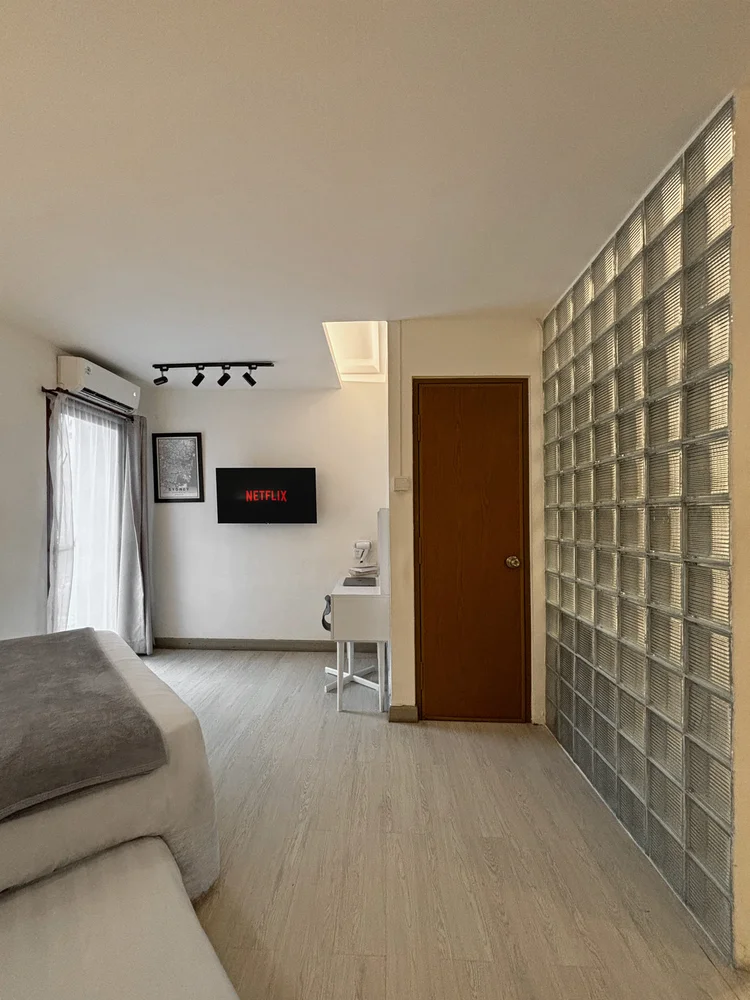 Sydney: Smart TV with Netflix facing the bed; this studio sleeps four.