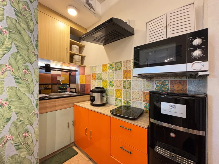 Barbados: Open kitchen with microwave and rice cooker; the lobby convenience store sells the basics for cooking.