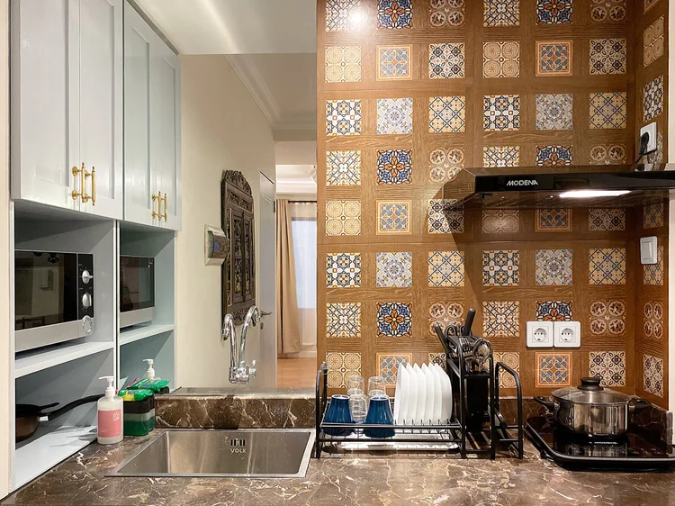 Batavia: Open kitchen with induction stove, microwave, rice cooker and the basic cooking tools.