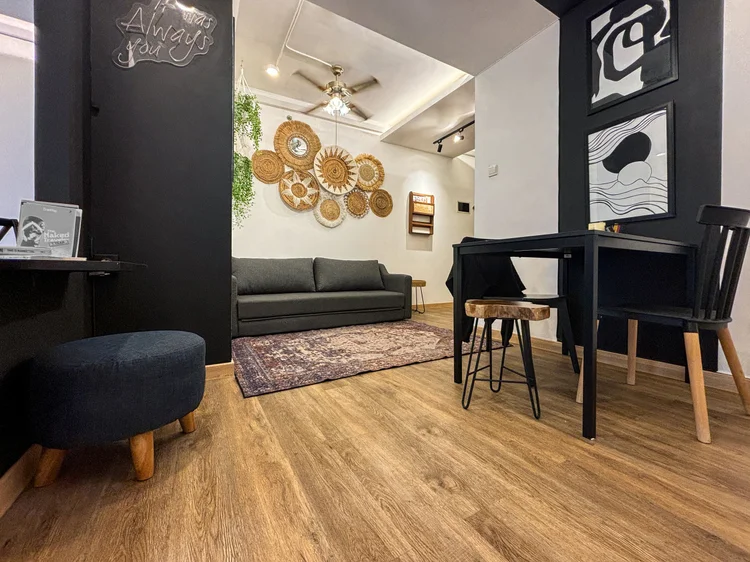 Nairobi: A 50 sqm studio with ceiling fan: sofa, dining table and round poufs.
