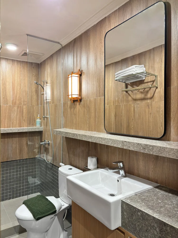 Kawaguchi: A hot-water shower behind glass, with clean towels for every guest.