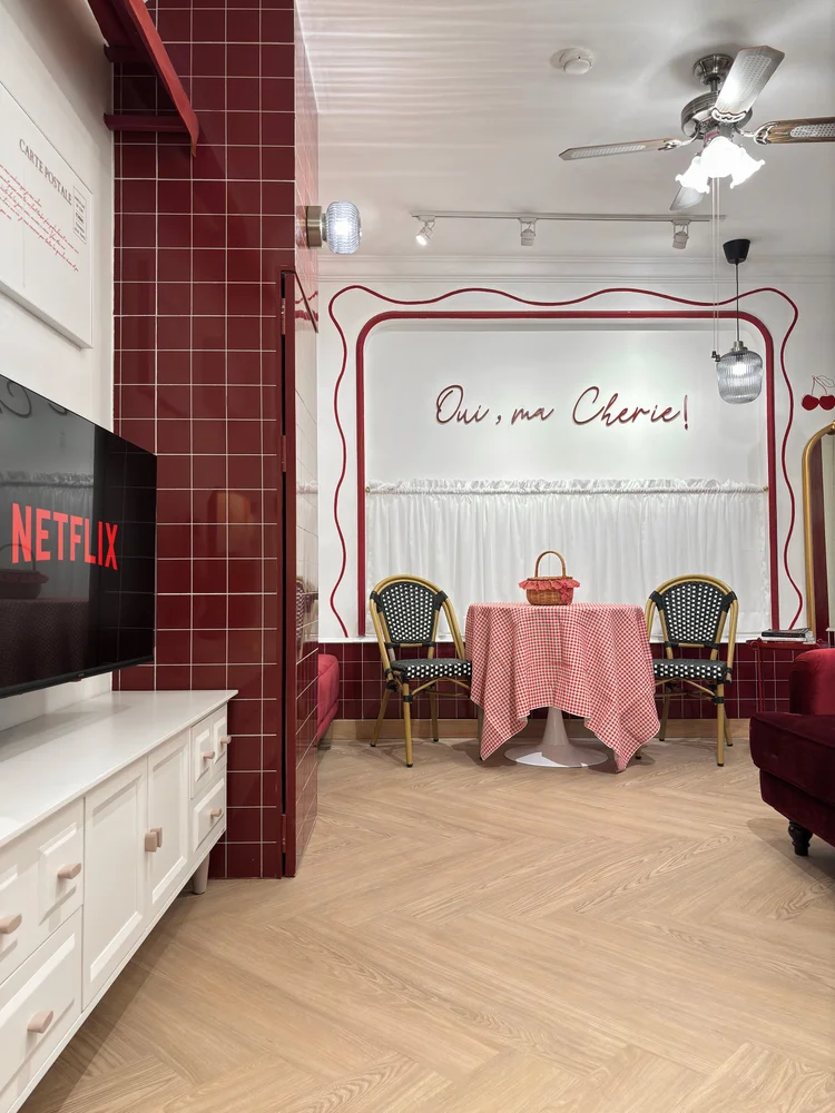 Chamonix: Smart TV with Netflix in the living room, in the same space as the bistro table.