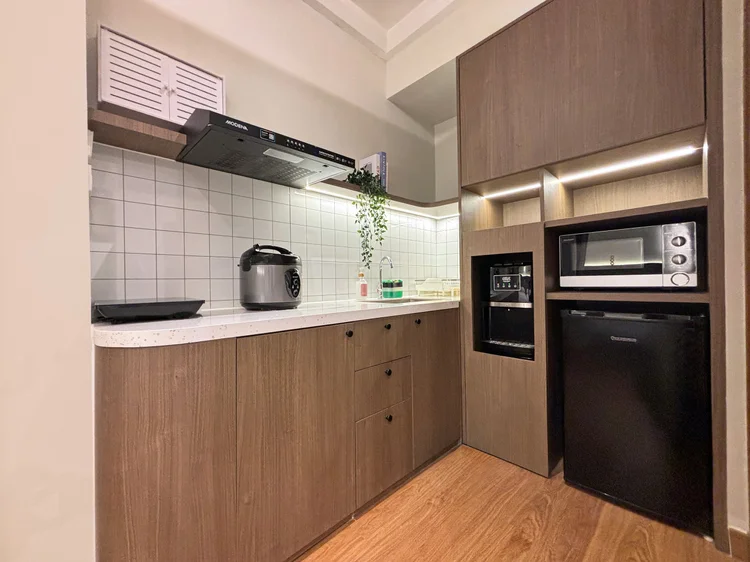 Aoyama: Modern open kitchen with fridge, microwave and rice cooker.