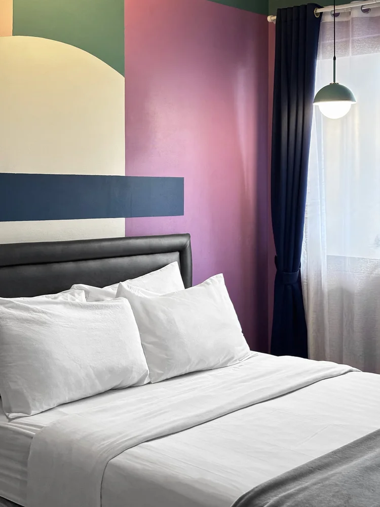Montreal: White sheets on every bed, the same standard in all our units.