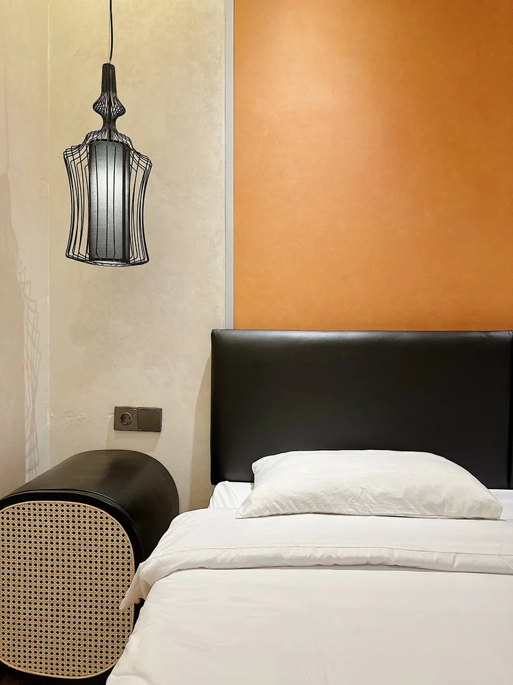 Melbourne: White sheets on every bed, the same standard in all our units.