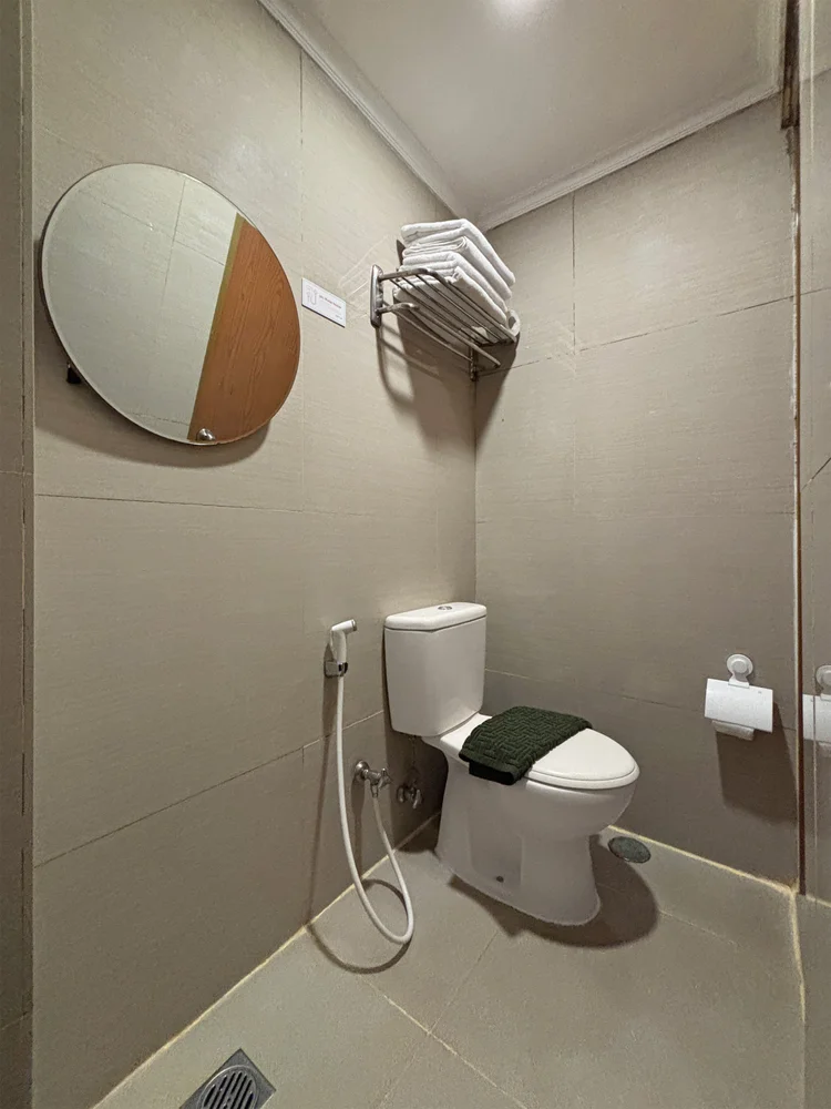 Panama: Bathroom with toilet and mirror; the same soap and shampoo in every unit.