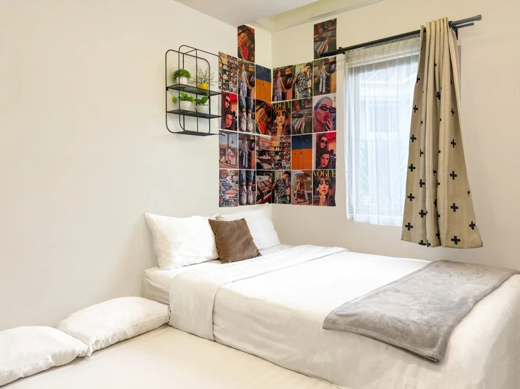 Brooklyn: Master bedroom with its own AC; white sheets, the same standard in all our units.