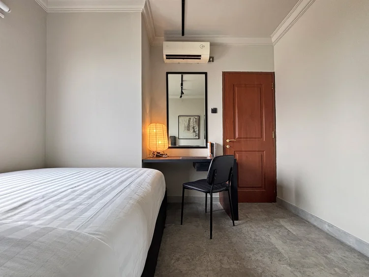 Saitama: Another bedroom with a small desk, a lamp and its own AC.