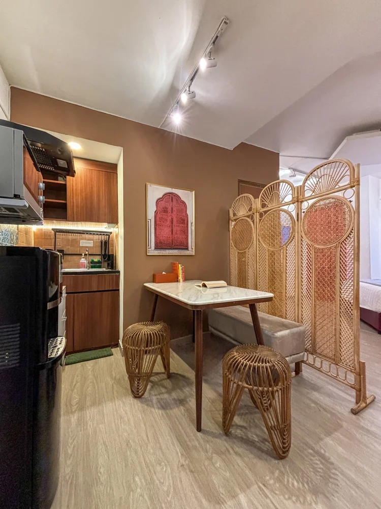 Ankara: Dining table for 4 with a bench and rattan stools.