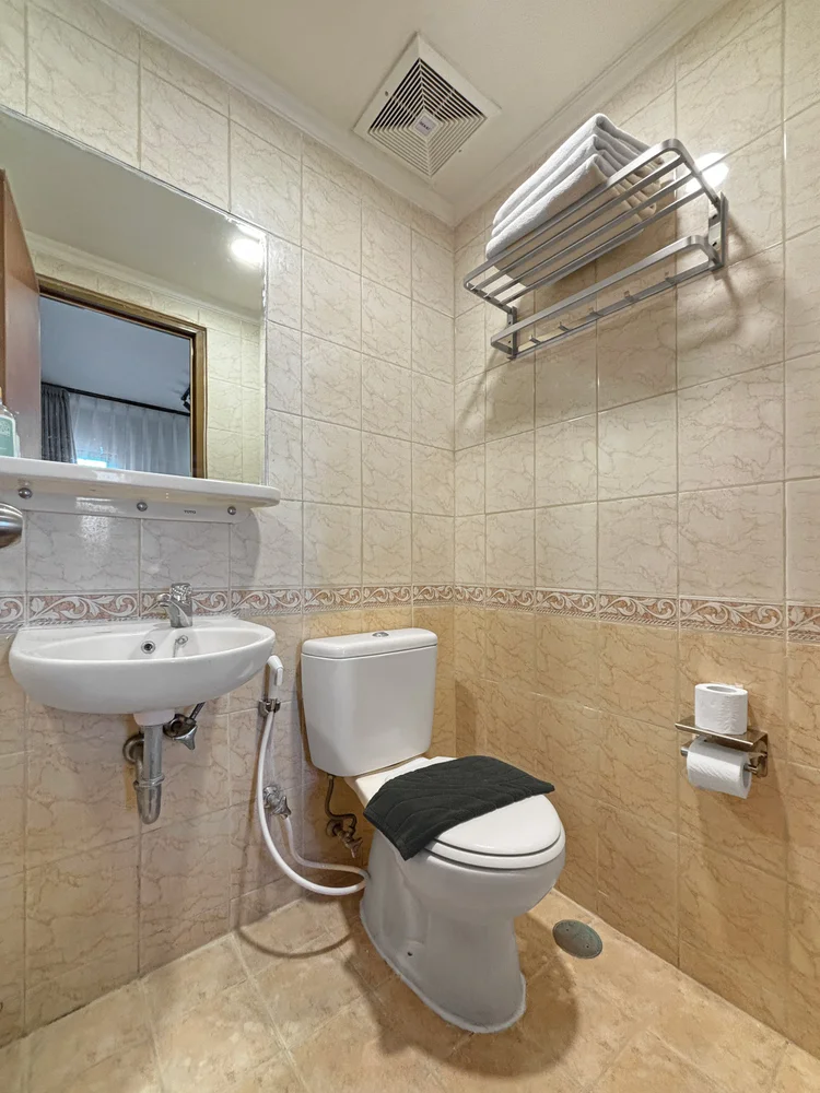 Saitama: Two bathrooms in this unit; the same soap, shampoo and tissue in every unit.