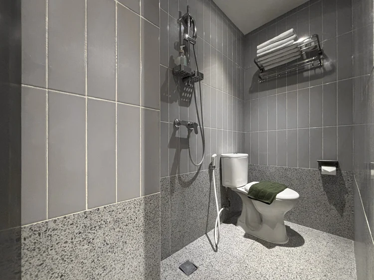 Den Haag: Bathroom with a hot shower and a large mirror.