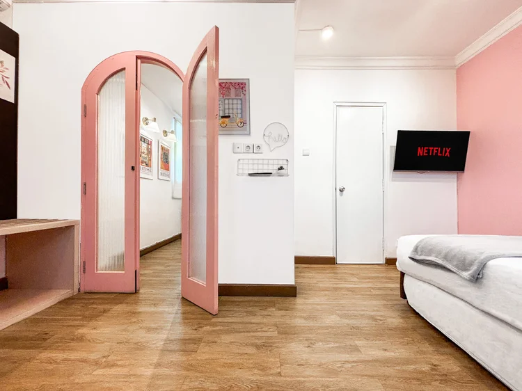 Milan: Sleeps 4; the bedroom with TV, Netflix and an ensuite bathroom.