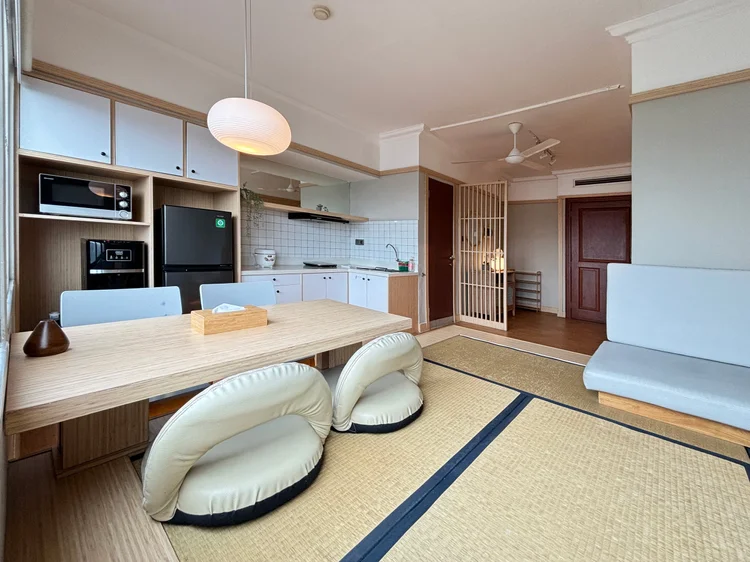 Fukuoka: Dining and living share the tatami floor. Sleeps 4.