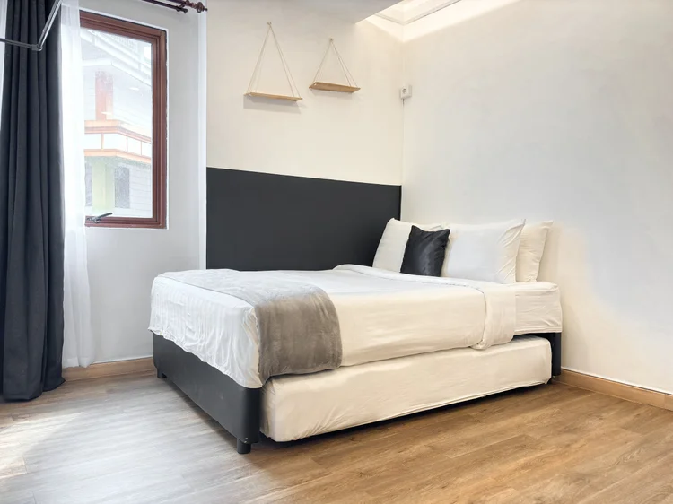 Nairobi: A 140 cm small double bed with AC; white sheets as in all our units.
