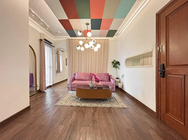 Beverly: The living room from the front door. Sleeps 7, up to 10 with extra beds.