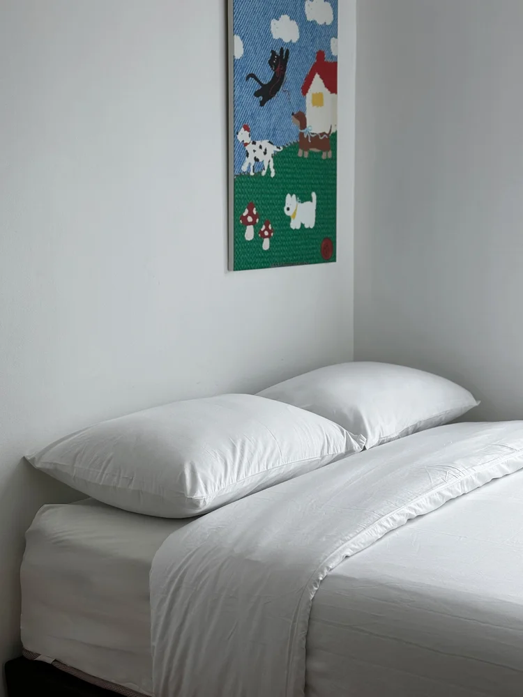 Incheon: Bedroom for two with its own AC. The pool and gym downstairs are included.