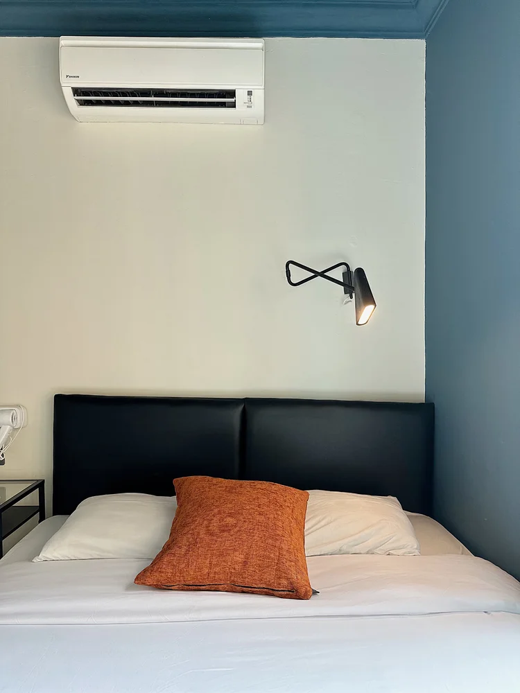 Boston: Master bedroom: a 160 cm queen bed with its own AC.