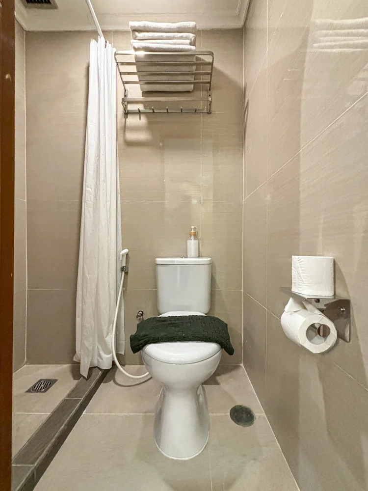 Adelaide: Bathroom with a hot shower; soap and shampoo already stocked, the same in every unit.