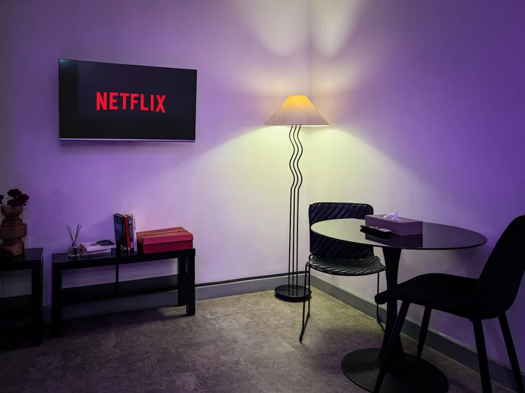 Copenhagen: Smart TV with Netflix in the living area, with a small round table beside it.