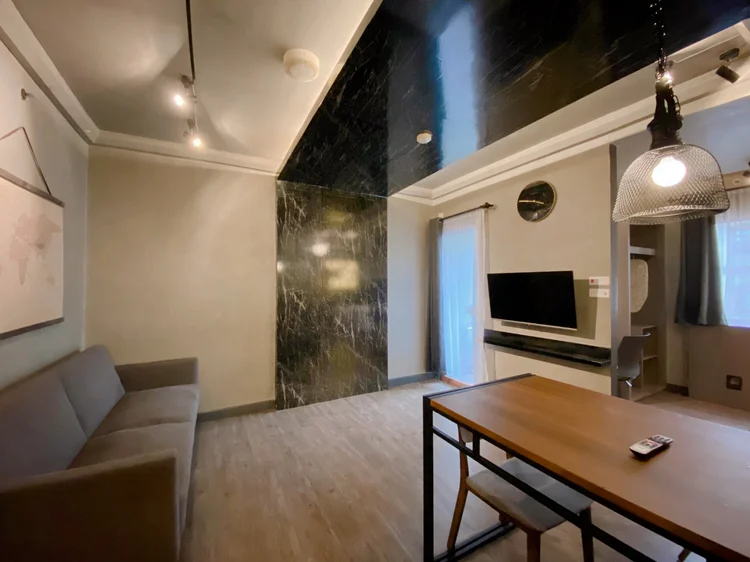 Kingston: Sleeps 5, up to 6 with extra beds: sofa, dining table and TV share one room.