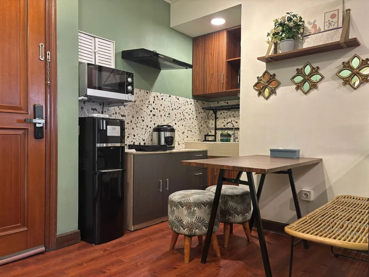 Panama: Open kitchen with fridge, microwave and rice cooker, the dining table right beside it.