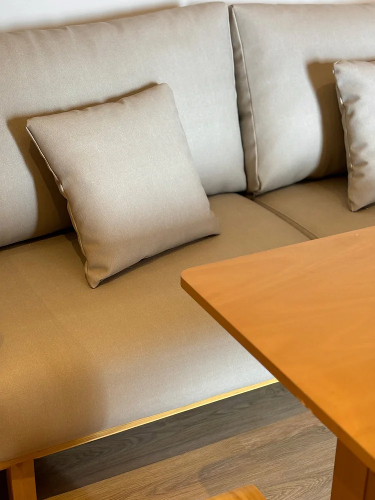 Hokkaido: Sofa cushions and a wooden table: the small details of the Japandi calm.