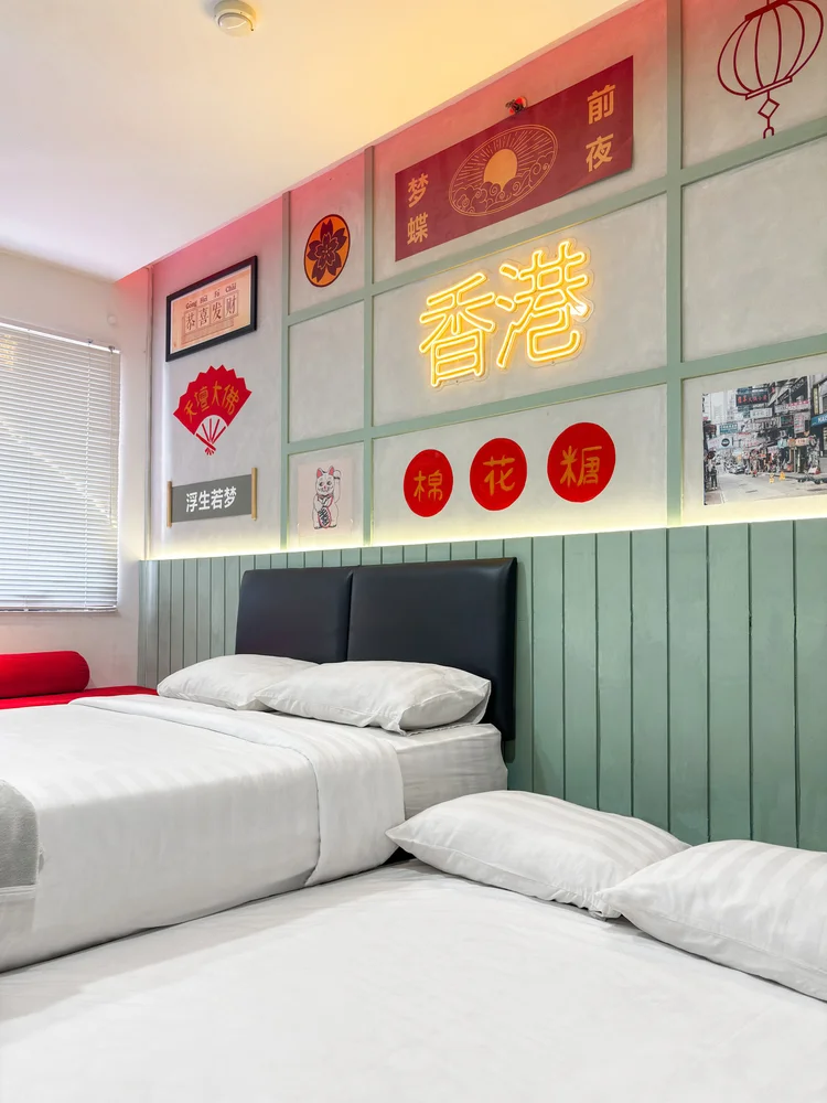 Hong Kong: Two 140 cm beds side by side once the lower one is pulled out.