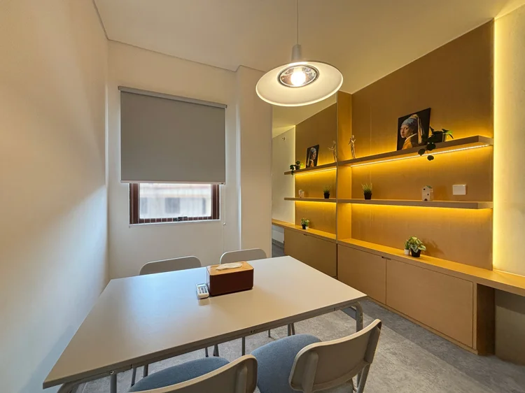 Helsinki: Dining table for 4, under a wood shelf with hidden lighting.