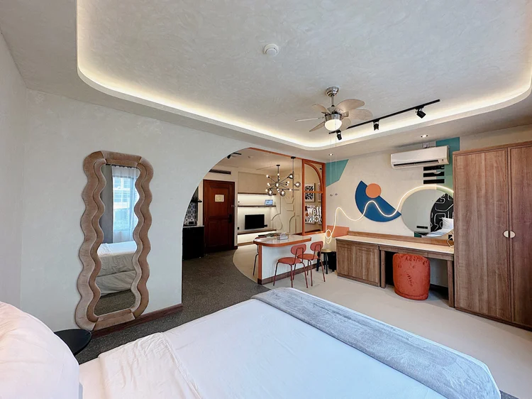 New York: Sleeping area: a sliding small double bed with AC and a ceiling fan.