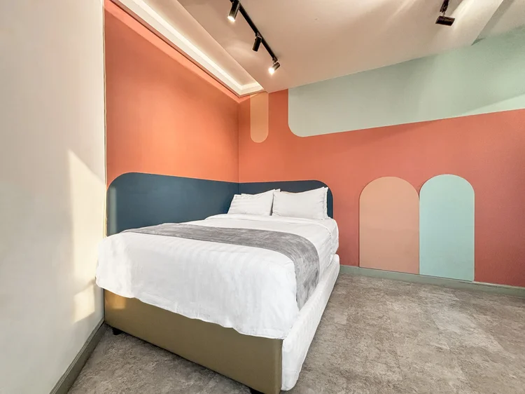 Geneva: White sheets on the bed, the same standard in all our units.