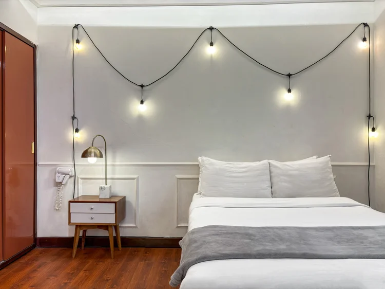 Provence: White sheets on every bed, the same standard in all our units.